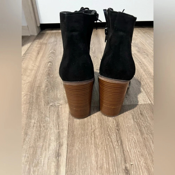 SODA black lace up velvet boots size 9. - Picture 4 of 7